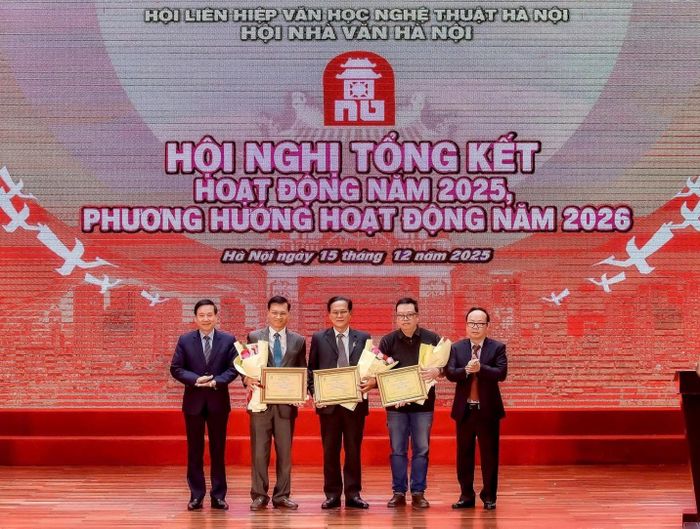 'Đi về phía mặt trời' của nhà thơ Lê Cảnh Nhạc hai lần được Hội Nhà văn Hà Nội xét tặng giải thưởng - Ảnh 1. 'Đi về phía mặt trời' của nhà thơ Lê Cảnh Nhạc hai lần được Hội Nhà văn Hà Nội xét tặng giải thưởng - Ảnh 1.