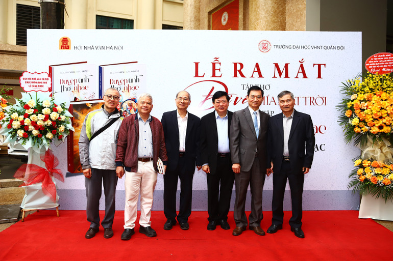 'Đi về phía mặt trời' của nhà thơ Lê Cảnh Nhạc hai lần được Hội Nhà văn Hà Nội xét tặng giải thưởng - Ảnh 4. 'Đi về phía mặt trời' của nhà thơ Lê Cảnh Nhạc hai lần được Hội Nhà văn Hà Nội xét tặng giải thưởng - Ảnh 4.