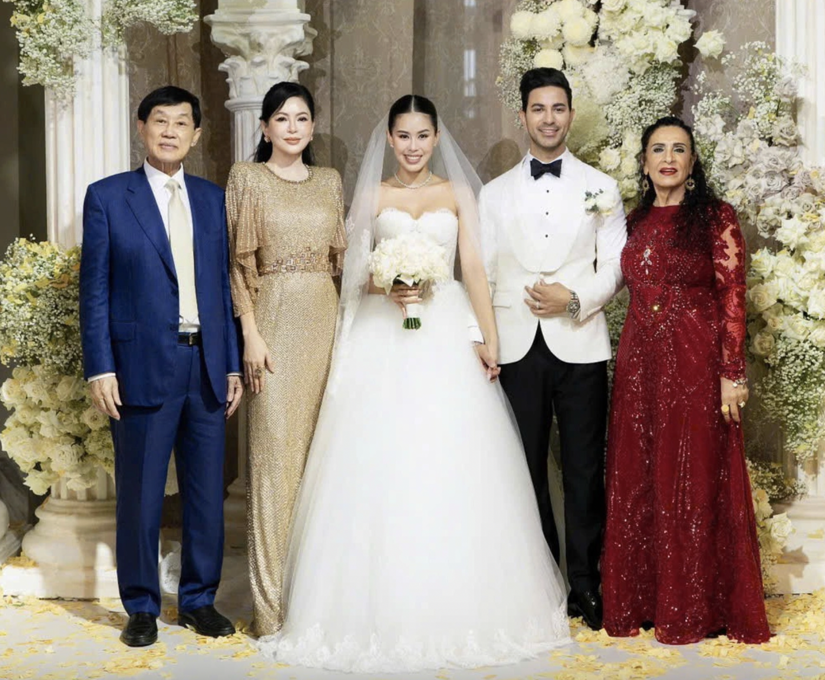 Vợ tỷ phú Johnathan Hạnh Nguyễn gây ấn tượng với thiết kế đầm triệu đồng - Ảnh 1. Vợ tỷ phú Johnathan Hạnh Nguyễn gây ấn tượng với thiết kế đầm triệu đồng - Ảnh 1.