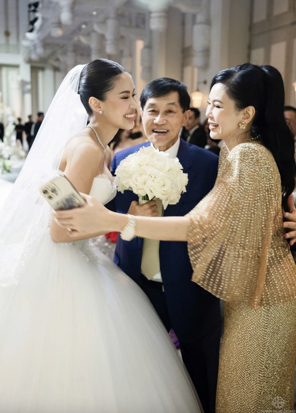 Vợ tỷ phú Johnathan Hạnh Nguyễn gây ấn tượng với thiết kế đầm triệu đồng - Ảnh 2. Vợ tỷ phú Johnathan Hạnh Nguyễn gây ấn tượng với thiết kế đầm triệu đồng - Ảnh 2.