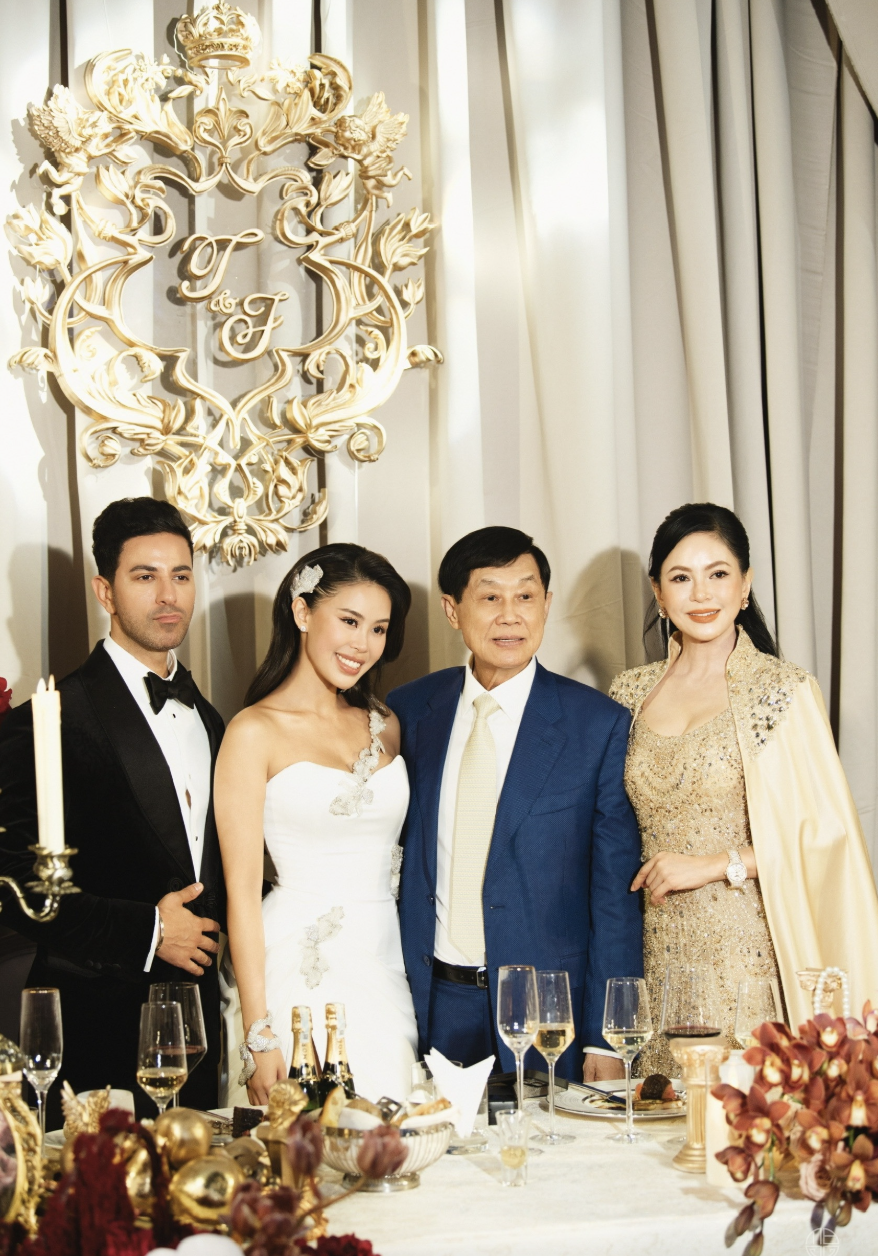 Vợ tỷ phú Johnathan Hạnh Nguyễn gây ấn tượng với thiết kế đầm triệu đồng - Ảnh 4. Vợ tỷ phú Johnathan Hạnh Nguyễn gây ấn tượng với thiết kế đầm triệu đồng - Ảnh 4.