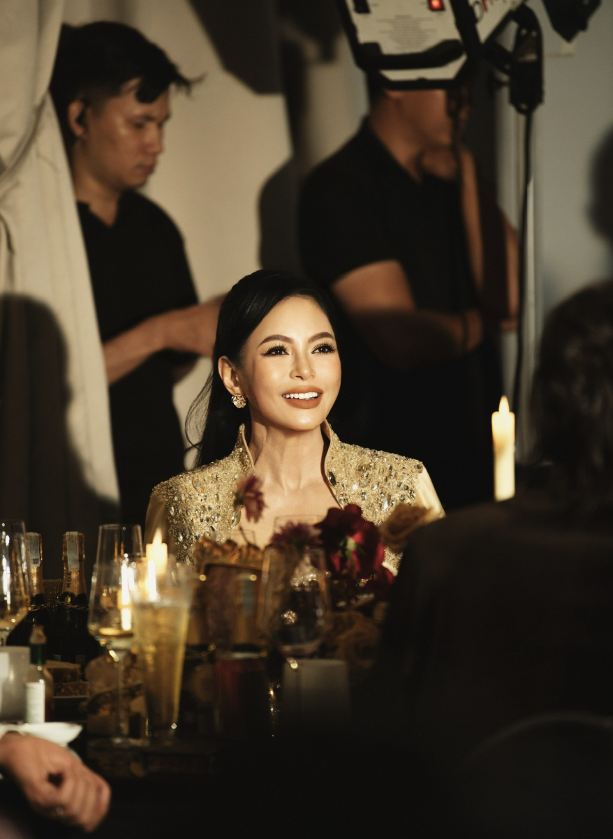 Vợ tỷ phú Johnathan Hạnh Nguyễn gây ấn tượng với thiết kế đầm triệu đồng - Ảnh 7. Vợ tỷ phú Johnathan Hạnh Nguyễn gây ấn tượng với thiết kế đầm triệu đồng - Ảnh 7.