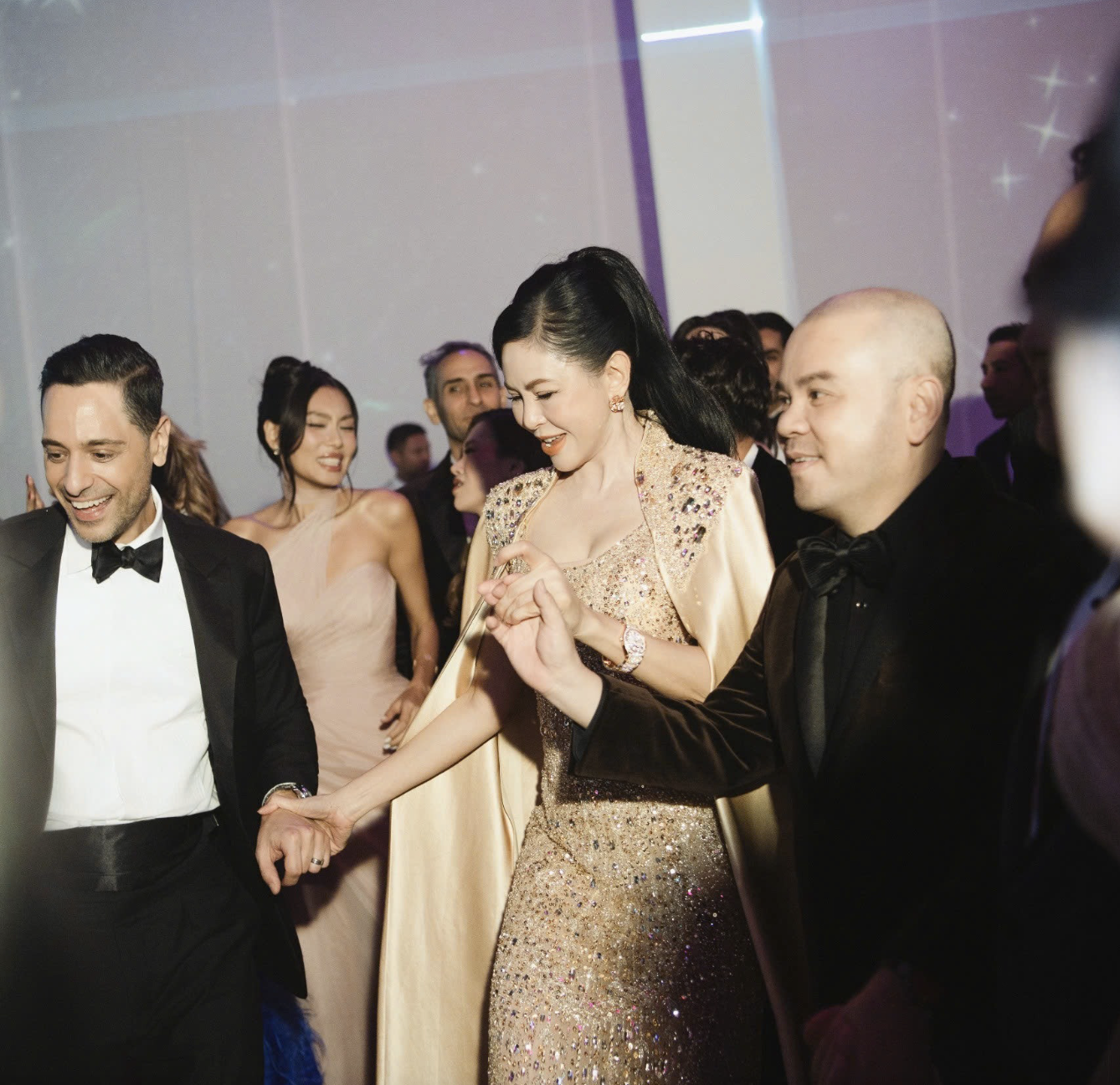 Vợ tỷ phú Johnathan Hạnh Nguyễn gây ấn tượng với thiết kế đầm triệu đồng - Ảnh 5. Vợ tỷ phú Johnathan Hạnh Nguyễn gây ấn tượng với thiết kế đầm triệu đồng - Ảnh 5.