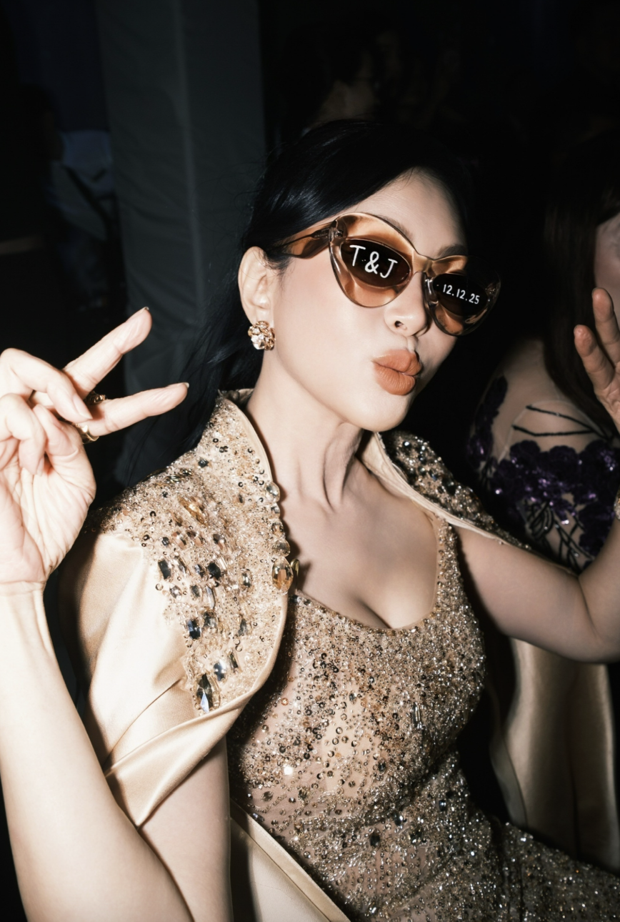 Vợ tỷ phú Johnathan Hạnh Nguyễn gây ấn tượng với thiết kế đầm triệu đồng - Ảnh 6. Vợ tỷ phú Johnathan Hạnh Nguyễn gây ấn tượng với thiết kế đầm triệu đồng - Ảnh 6.