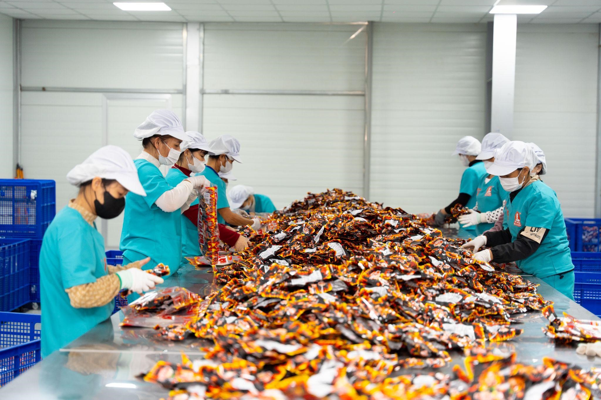 Hậu trường: Quy trình chế biến chân gà rút xương sạch sẽ