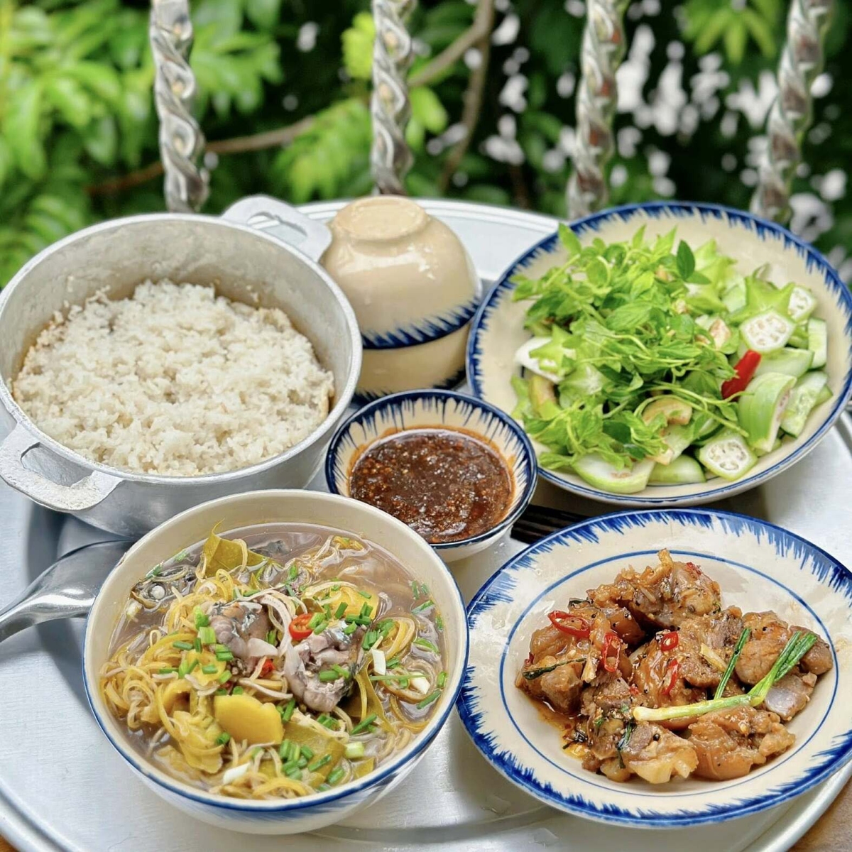 Vợ chồng trẻ 'giữ lửa' h&ocirc;n nh&acirc;n bằng m&acirc;m cơm 60.000 đồng - Ảnh 1.