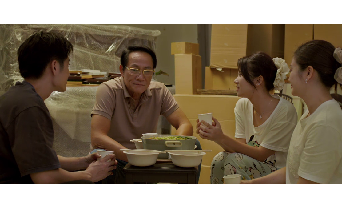 Kh&ocirc;ng thể trả l&atilde;i ng&acirc;n h&agrave;ng, &ocirc;ng Phi ngậm ng&ugrave;i b&aacute;n căn nh&agrave; đầy ắp kỷ niệm