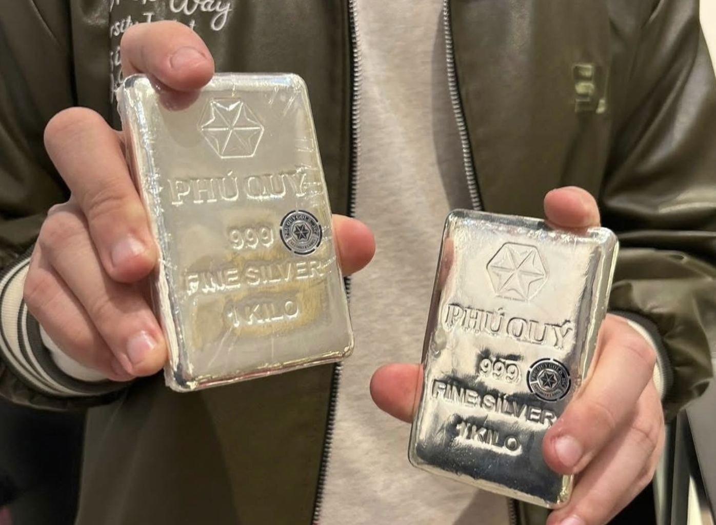 Gi&aacute; bạc h&ocirc;m nay (31/12): V&igrave; sao bạc lao dốc nhiều phi&ecirc;n, mất gần 10 triệu đồng/kg chỉ trong 3 ng&agrave;y? - Ảnh 1.