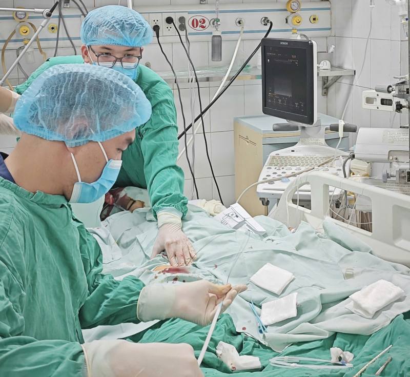 Cô giáo ở Hà Nội suýt chết sau 15' ăn miến ngan ngoài hàng cùng bạn vì lý do không ngờ tới - Ảnh 2.