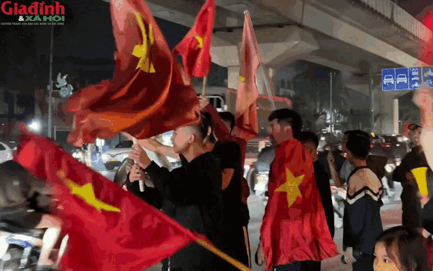 Nhạc sĩ Nguyễn Văn Chung và nhiều sao Việt vỡ òa ăn mừng đội tuyển Việt Nam giành chiến thắng - Ảnh 1. Nhạc sĩ Nguyễn Văn Chung và nhiều sao Việt vỡ òa ăn mừng đội tuyển Việt Nam giành chiến thắng - Ảnh 1.