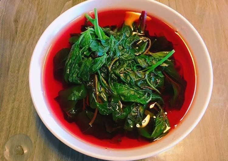 Loại rau gi&uacute;p ngăn ngừa t&igrave;nh trạng thiếu m&aacute;u, gi&aacute; v&agrave;i ngh&igrave;n một b&oacute;, b&aacute;n đầy chợ Việt - Ảnh 2.