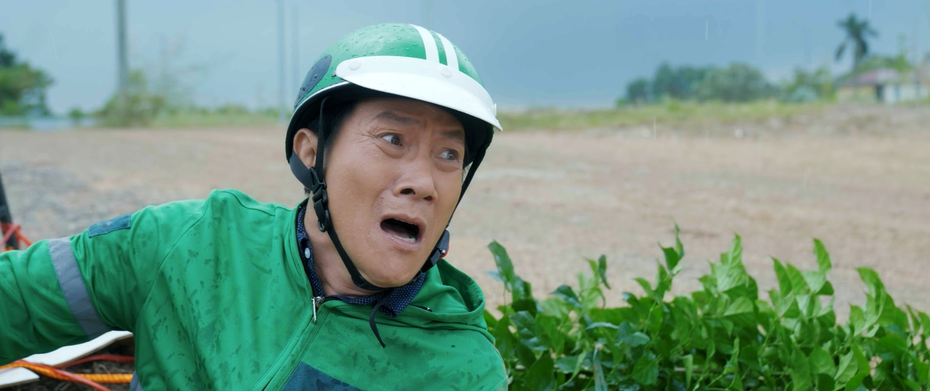 NSƯT Hoàng Hải, NSƯT Kiều Anh làm xe ôm công nghệ, shipper trong 'Gia đình trái dấu' - Ảnh 3. NSƯT Hoàng Hải, NSƯT Kiều Anh làm xe ôm công nghệ, shipper trong 'Gia đình trái dấu' - Ảnh 3.