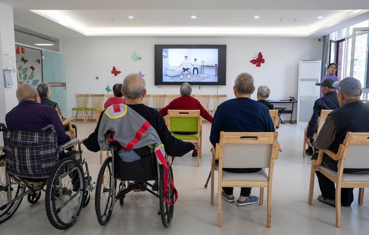 Con đẻ không chăm, cụ bà tuyển con gái nuôi, hứa tặng nhà và trả lương tháng - Ảnh 3.