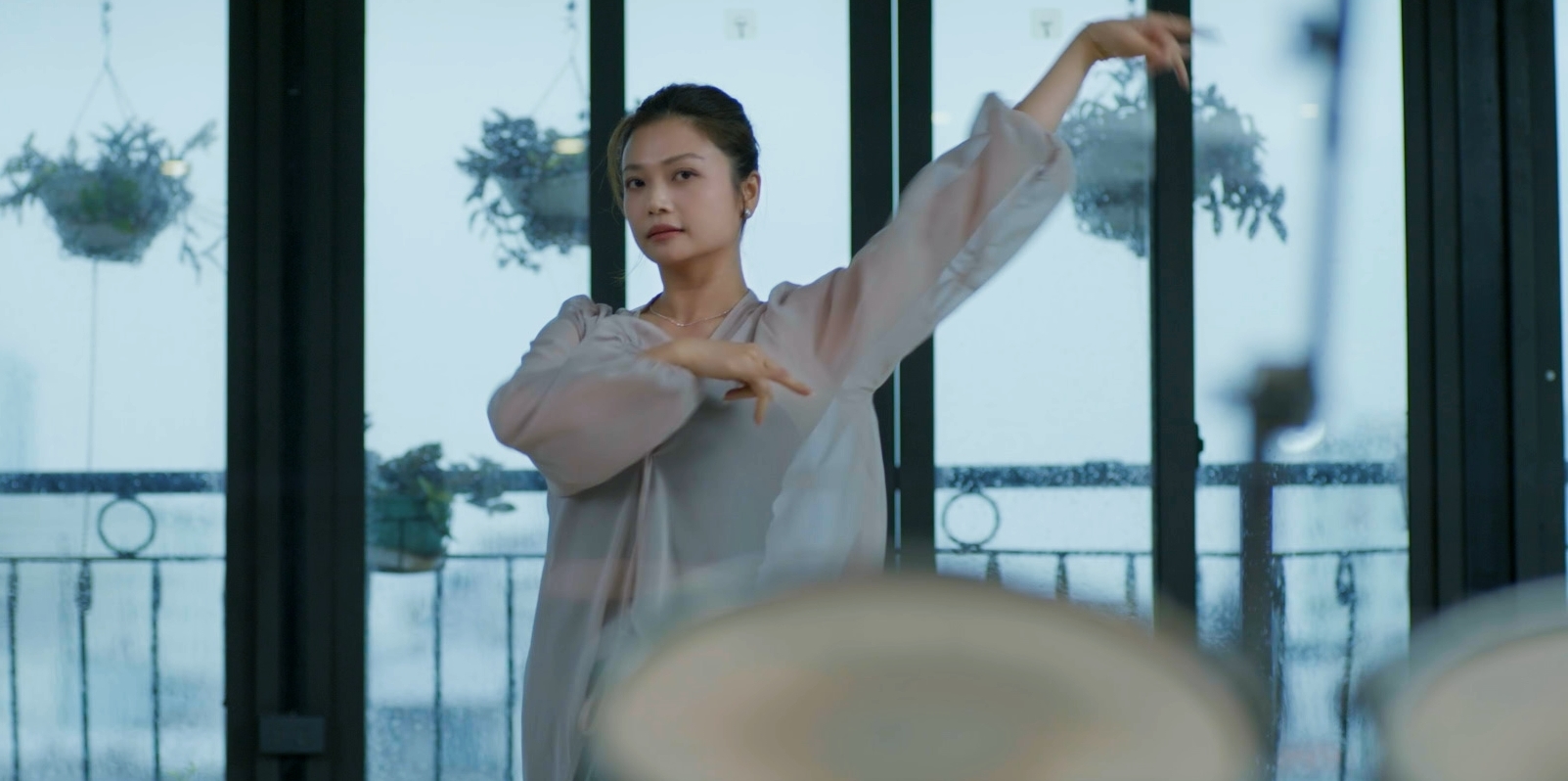 NSƯT Hoàng Hải, NSƯT Kiều Anh làm xe ôm công nghệ, shipper trong 'Gia đình trái dấu' - Ảnh 2. NSƯT Hoàng Hải, NSƯT Kiều Anh làm xe ôm công nghệ, shipper trong 'Gia đình trái dấu' - Ảnh 2.