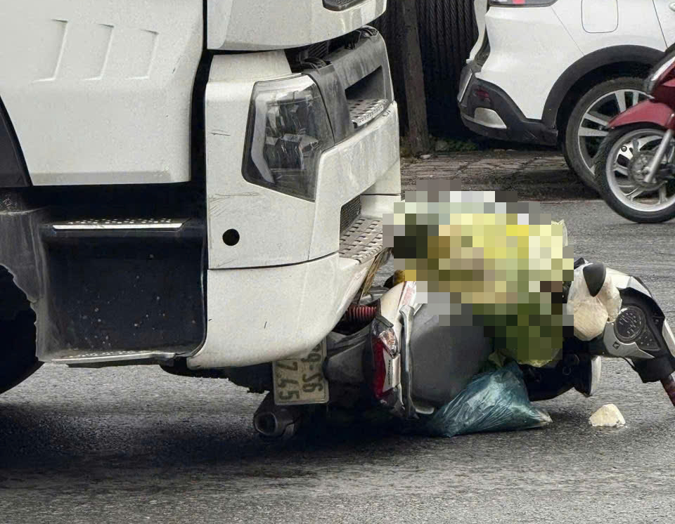 Va chạm ô tô đầu kéo trên QL5, người phụ nữ 31 tuổi tử vong - Ảnh 1.