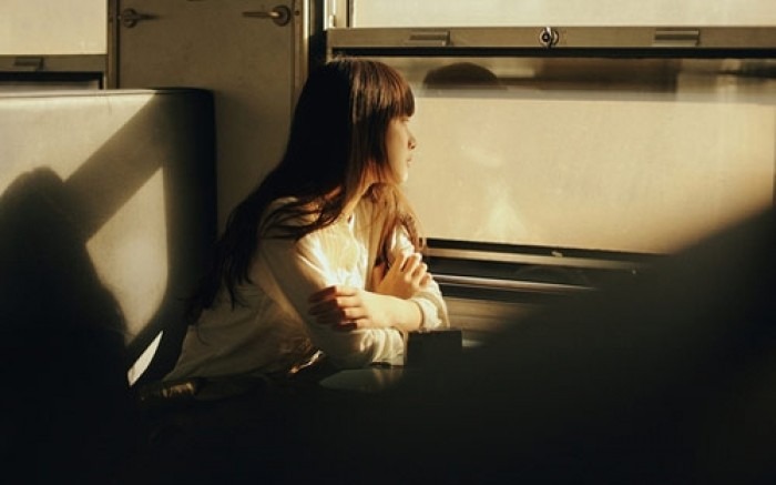 Con gái bị bắt nạt suốt 1 năm nhưng câu nói của mẹ mới là "nhát dao" khiến con sụp đổ