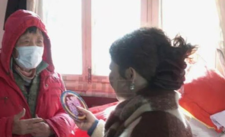 Con đẻ không chăm, cụ bà tuyển con gái nuôi, hứa tặng nhà và trả lương tháng - Ảnh 1.