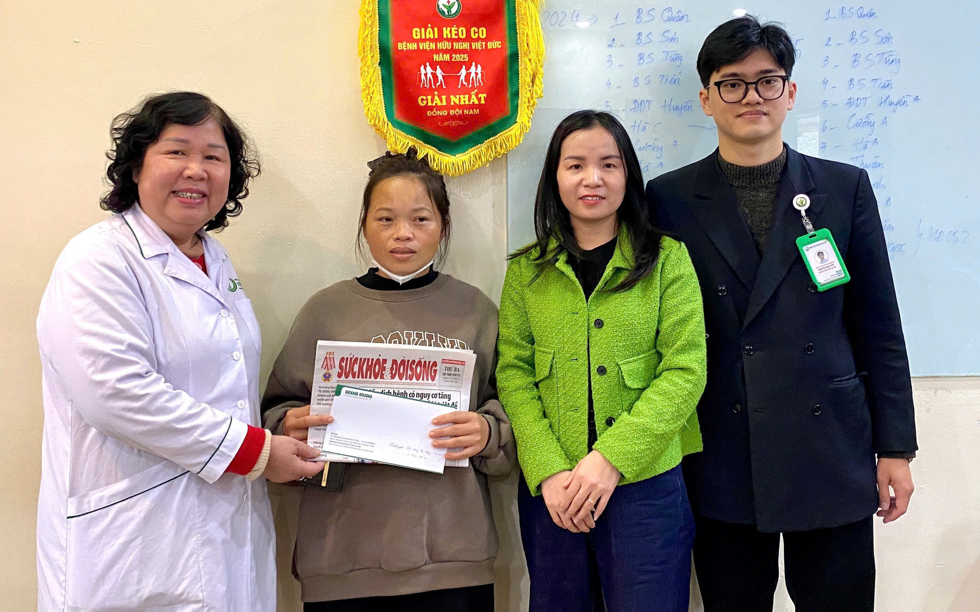 V&ograve;ng tay nh&acirc;n &aacute;i gi&uacute;p b&eacute; Bảo Khang v&agrave; b&agrave; Phượng c&oacute; cơ hội điều trị tốt hơn - Ảnh 1.