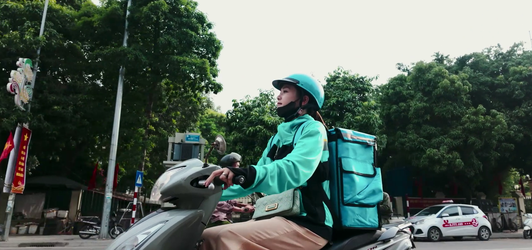 NSƯT Hoàng Hải, NSƯT Kiều Anh làm xe ôm công nghệ, shipper trong 'Gia đình trái dấu' - Ảnh 4. NSƯT Hoàng Hải, NSƯT Kiều Anh làm xe ôm công nghệ, shipper trong 'Gia đình trái dấu' - Ảnh 4.