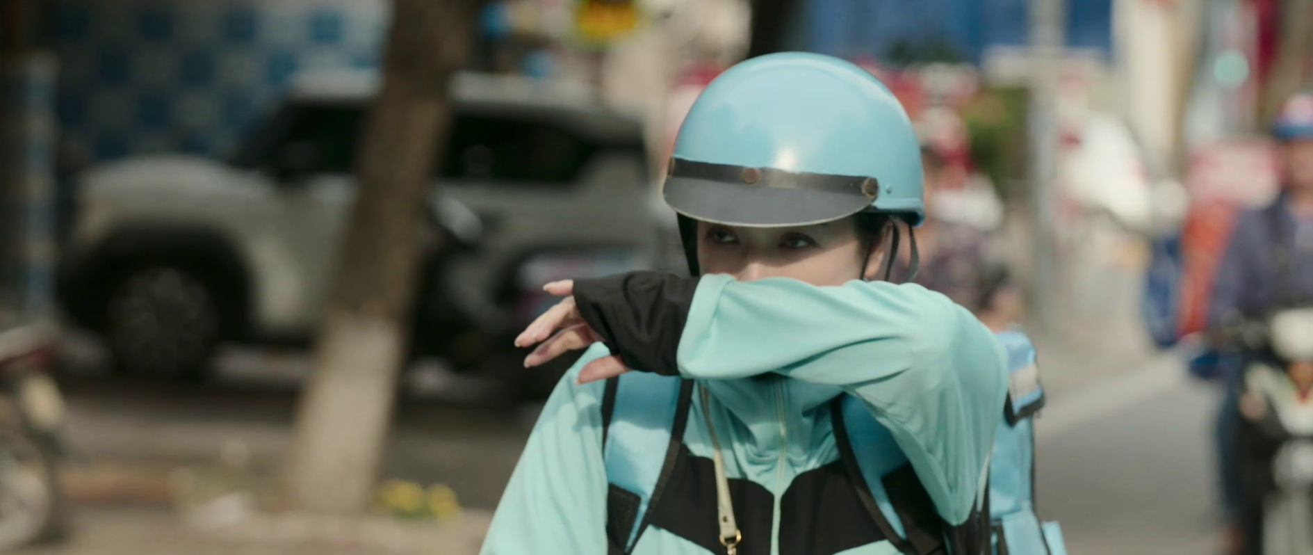 NSƯT Hoàng Hải, NSƯT Kiều Anh làm xe ôm công nghệ, shipper trong 'Gia đình trái dấu' - Ảnh 5. NSƯT Hoàng Hải, NSƯT Kiều Anh làm xe ôm công nghệ, shipper trong 'Gia đình trái dấu' - Ảnh 5.