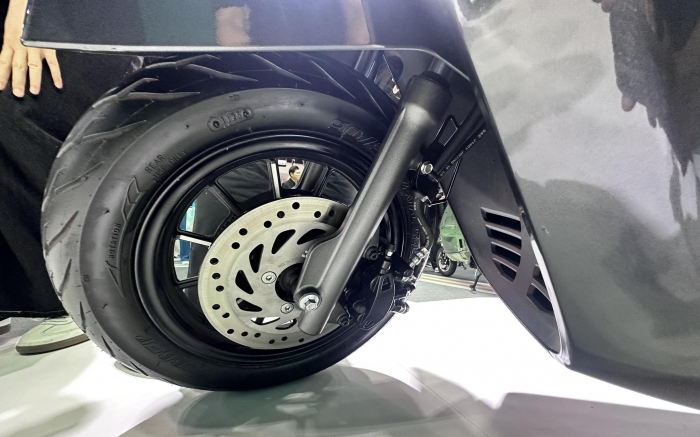 Xe máy điện giá 42 triệu đồng đẹp cổ điển, pin khỏe, trang bị cao cấp sánh ngang SH Mode, chi phí như Vision