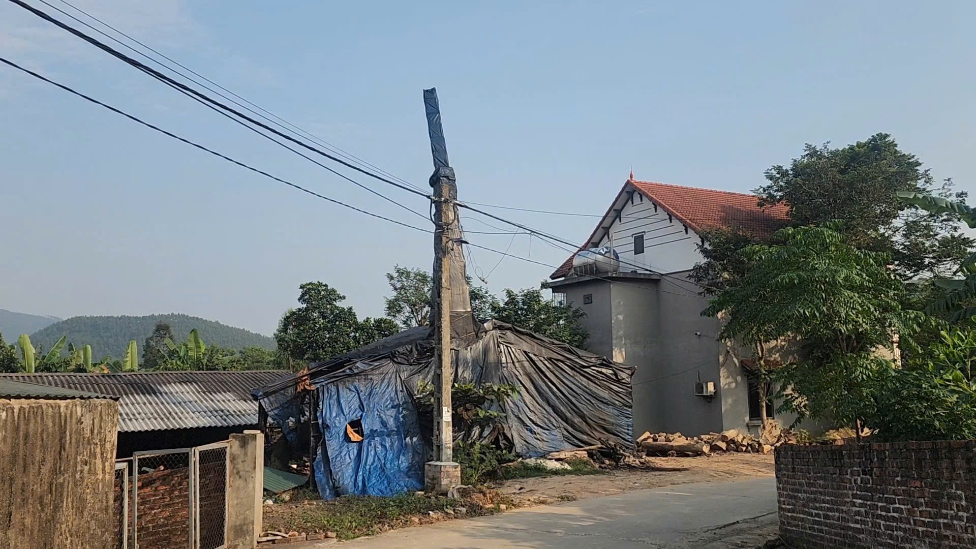 Phú Thọ yêu cầu xử lý lò đốt than gây ô nhiễm môi trường tại khu dân cư - Ảnh 2. Phú Thọ yêu cầu xử lý lò đốt than gây ô nhiễm môi trường tại khu dân cư - Ảnh 2.