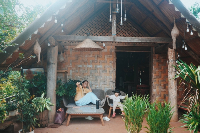 Con g&aacute;i H'Hen Ni&ecirc; chụp ảnh Gi&aacute;ng sinh đầu ti&ecirc;n b&ecirc;n nh&agrave; s&agrave;n được trang ho&agrave;ng lộng lẫy - Ảnh 9.