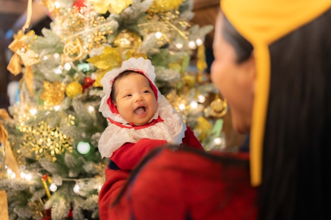 Con g&aacute;i H'Hen Ni&ecirc; chụp ảnh Gi&aacute;ng sinh đầu ti&ecirc;n b&ecirc;n nh&agrave; s&agrave;n được trang ho&agrave;ng lộng lẫy - Ảnh 3.