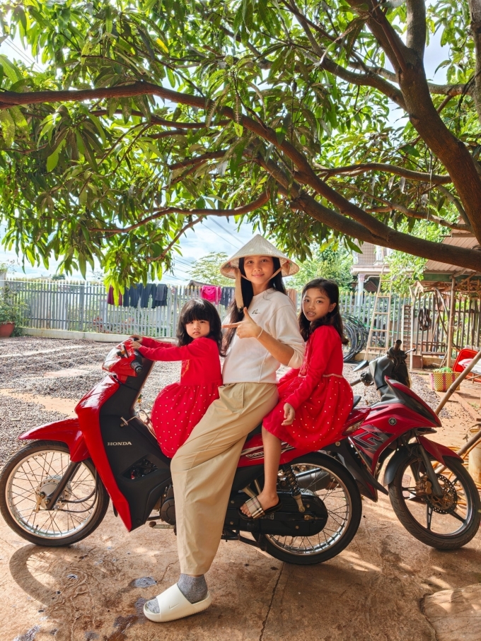 Con g&aacute;i H'Hen Ni&ecirc; chụp ảnh Gi&aacute;ng sinh đầu ti&ecirc;n b&ecirc;n nh&agrave; s&agrave;n được trang ho&agrave;ng lộng lẫy - Ảnh 6.