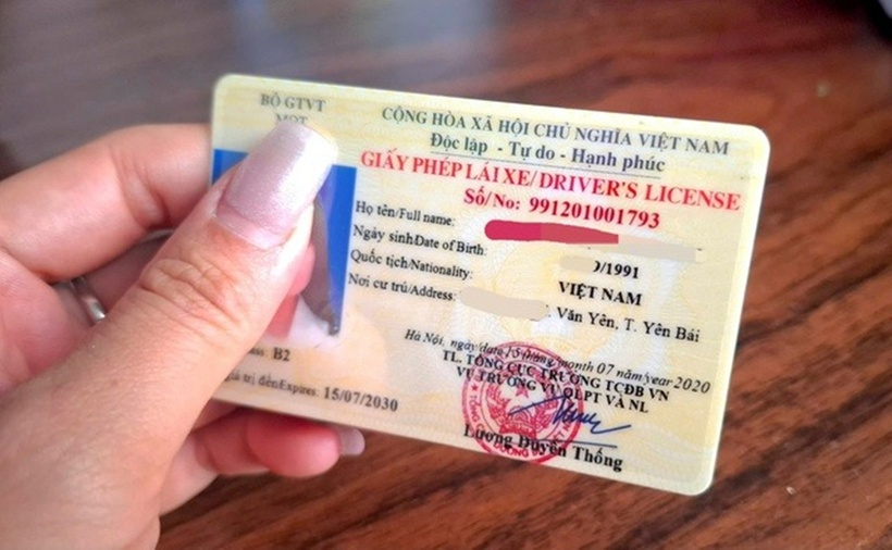 Từ năm 2025, bằng l&aacute;i xe m&aacute;y bị trừ hết điểm m&agrave; vẫn chạy bị phạt bao nhi&ecirc;u? - Ảnh 1.