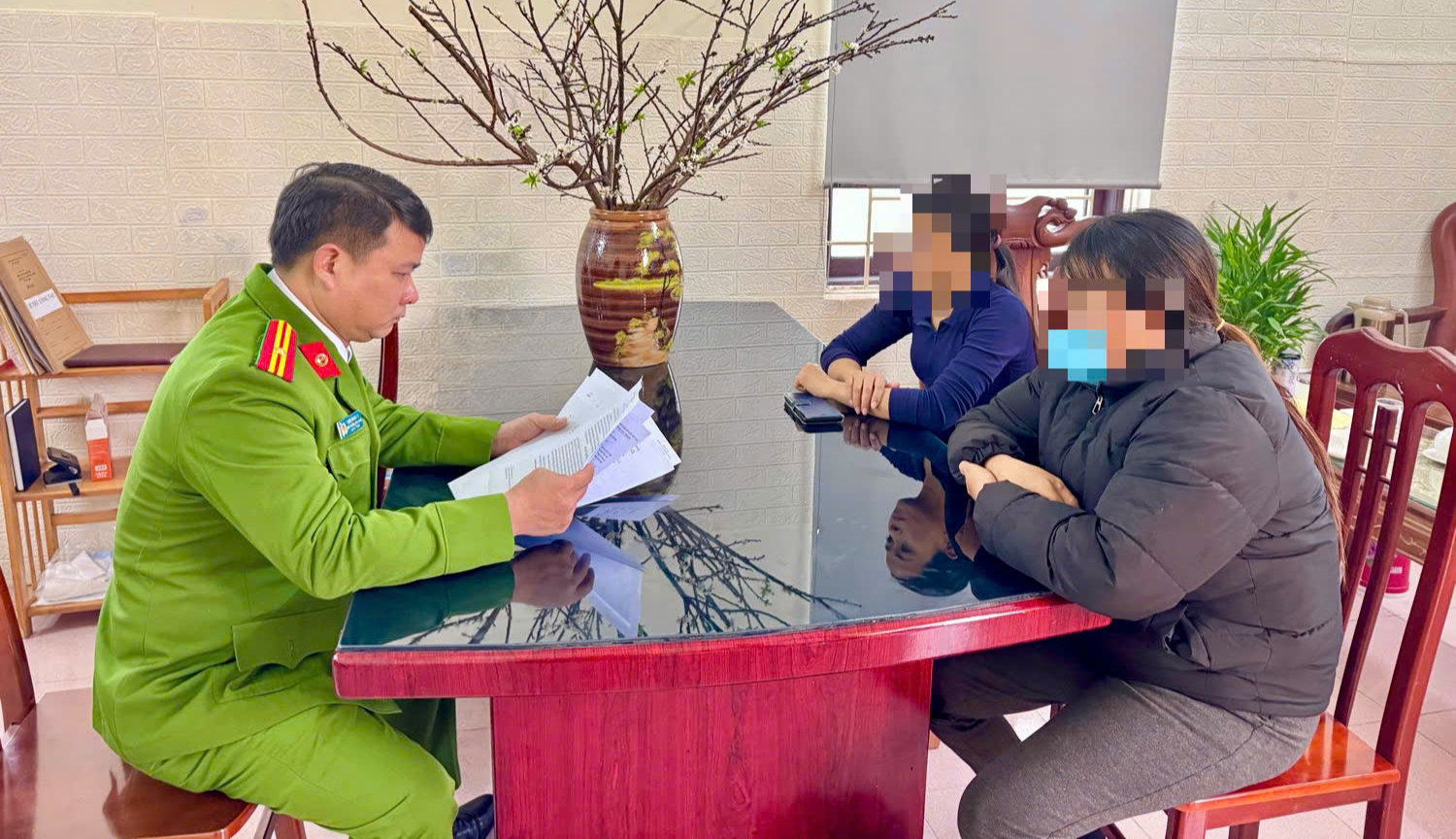 Rao b&aacute;n ph&aacute;o hoa tr&ecirc;n mạng khi chưa được cấp ph&eacute;p, 2 c&ocirc; g&aacute;i bị c&ocirc;ng an triệu tập - Ảnh 1.