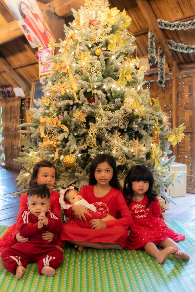 Con g&aacute;i H'Hen Ni&ecirc; chụp ảnh Gi&aacute;ng sinh đầu ti&ecirc;n b&ecirc;n nh&agrave; s&agrave;n được trang ho&agrave;ng lộng lẫy - Ảnh 2.