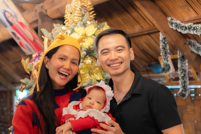 Con g&aacute;i H'Hen Ni&ecirc; chụp ảnh Gi&aacute;ng sinh đầu ti&ecirc;n b&ecirc;n nh&agrave; s&agrave;n được trang ho&agrave;ng lộng lẫy - Ảnh 1.