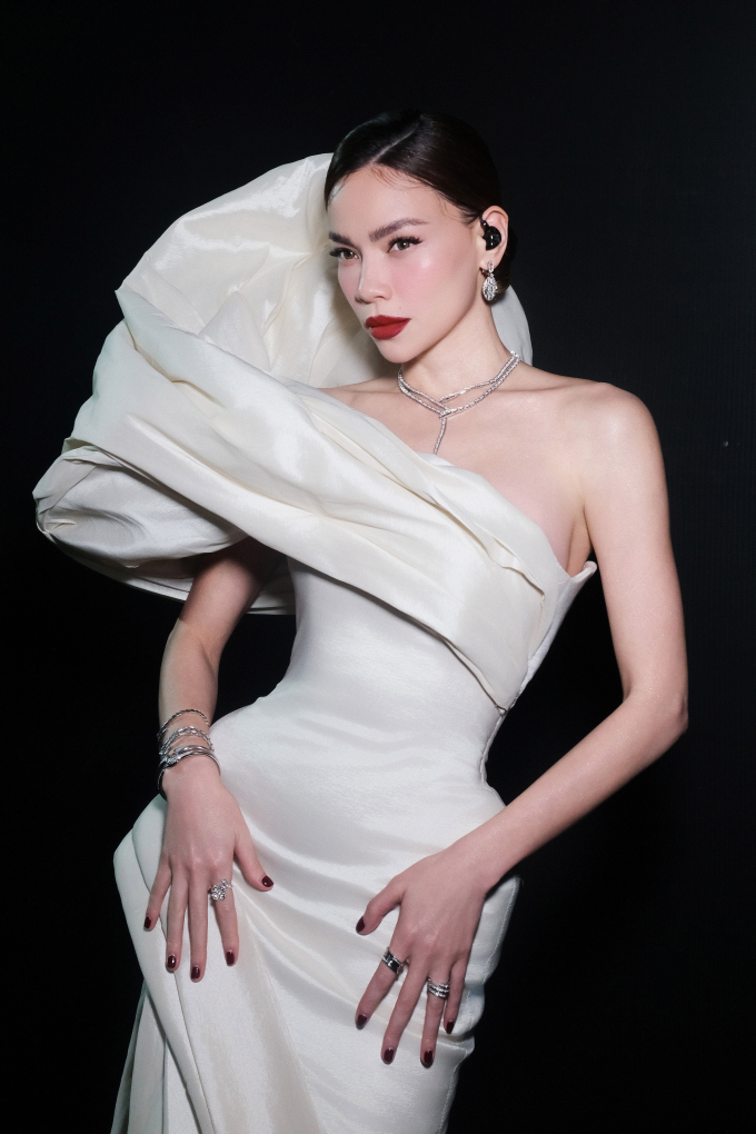 Hồ Ngọc H&agrave; được khen 'đẹp ph&aacute;t s&aacute;ng' tr&ecirc;n s&acirc;n khấu Miss Cosmo 2025 - Ảnh 2.