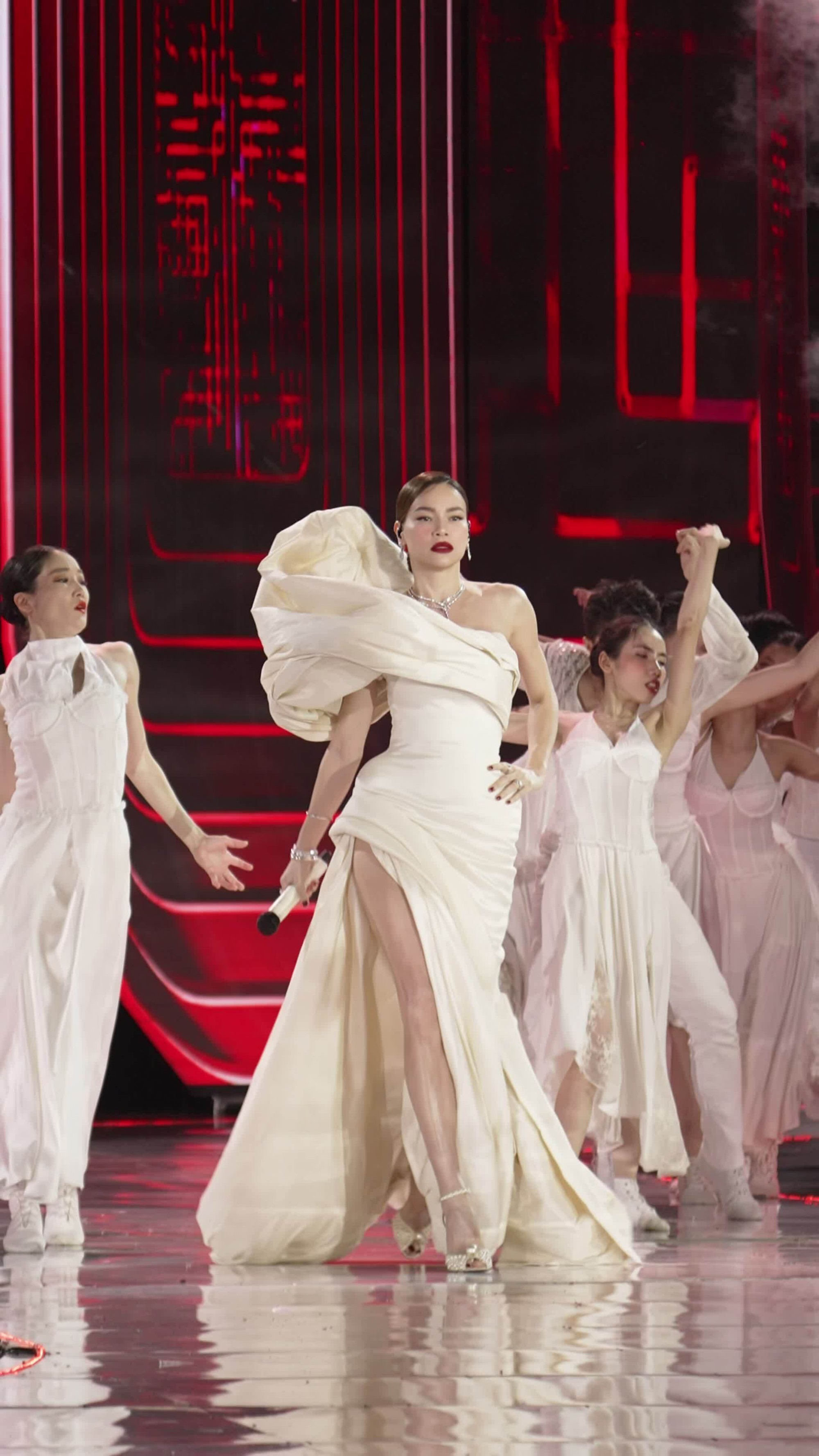 Hồ Ngọc H&agrave; được khen 'đẹp ph&aacute;t s&aacute;ng' tr&ecirc;n s&acirc;n khấu Miss Cosmo 2025 - Ảnh 3.