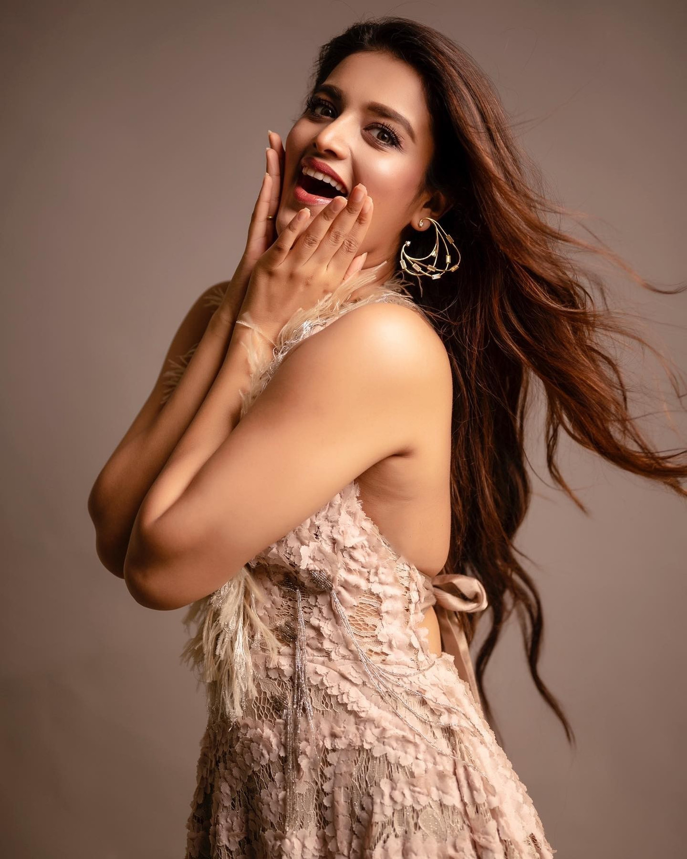 Nữ diễn vi&ecirc;n bị nh&oacute;m đ&agrave;n &ocirc;ng bao v&acirc;y quấy rối l&agrave; ai? - Ảnh 6.