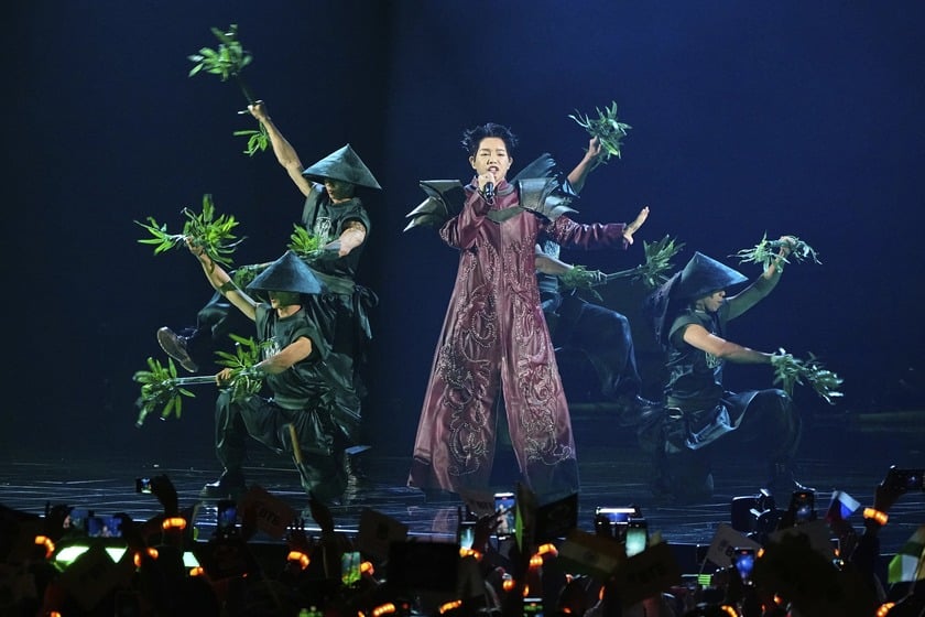 Đức Ph&uacute;c tri &acirc;n những người đặc biệt trong phim t&agrave;i liệu Qu&aacute;n qu&acirc;n Quốc tế đến từ Việt Nam - Ảnh 2.