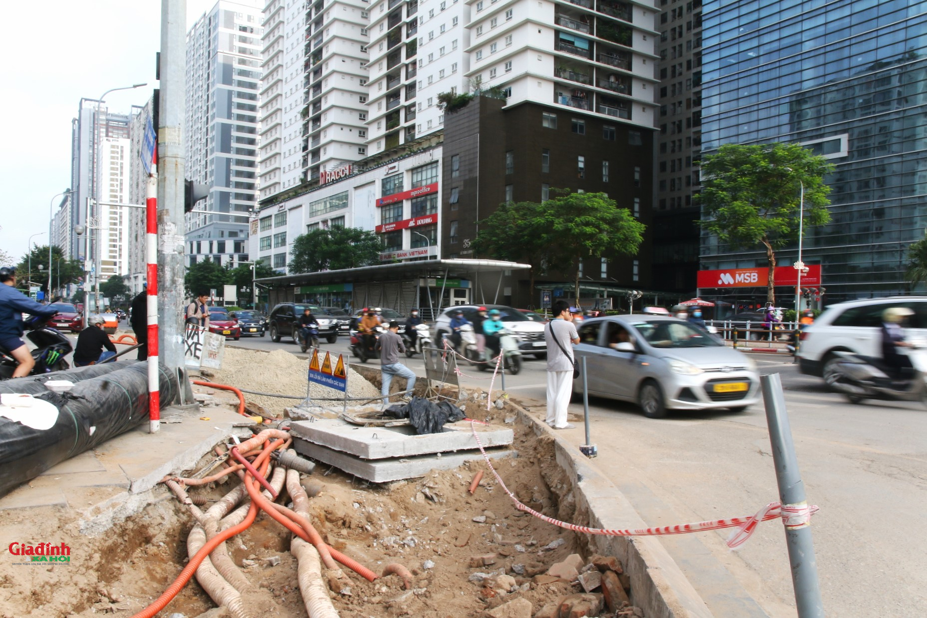 H&agrave; Nội: X&eacute;n h&egrave;, di dời 52 c&acirc;y xanh để mở rộng 'điểm n&oacute;ng' &ugrave;n tắc giao th&ocirc;ng - Ảnh 1.