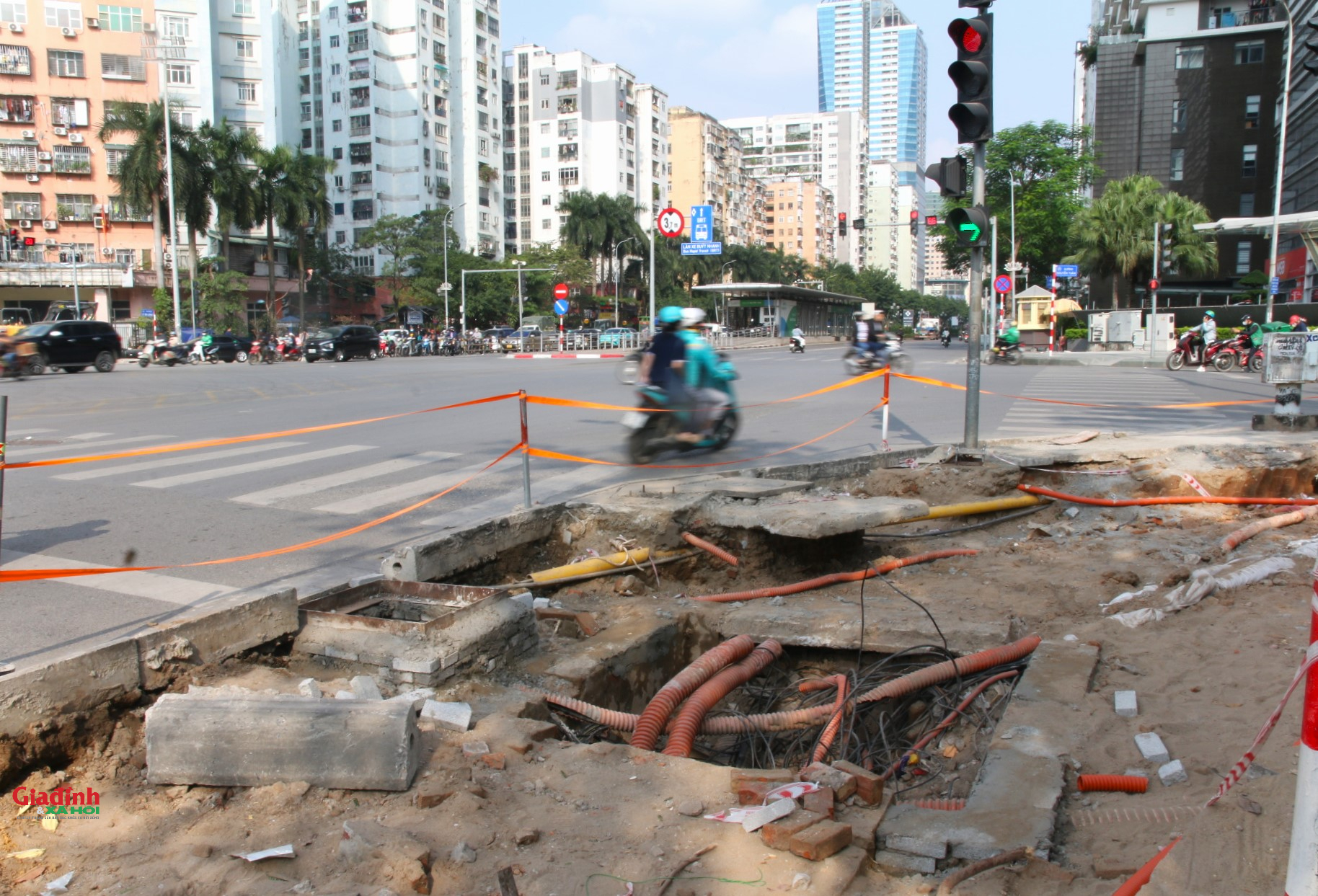 H&agrave; Nội: X&eacute;n h&egrave;, di dời 52 c&acirc;y xanh để mở rộng 'điểm n&oacute;ng' &ugrave;n tắc giao th&ocirc;ng - Ảnh 3.