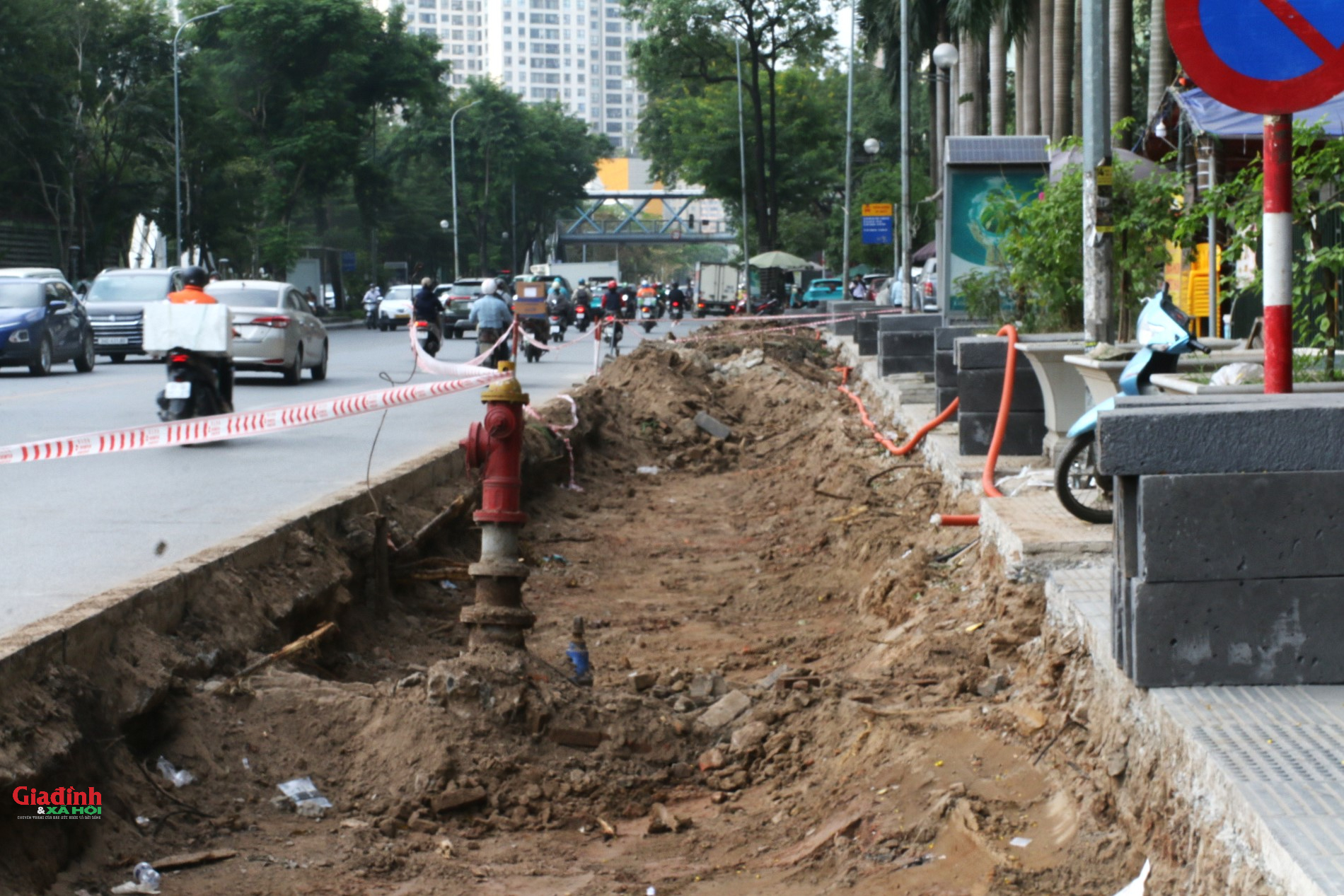 H&agrave; Nội: X&eacute;n h&egrave;, di dời 52 c&acirc;y xanh để mở rộng 'điểm n&oacute;ng' &ugrave;n tắc giao th&ocirc;ng - Ảnh 7.
