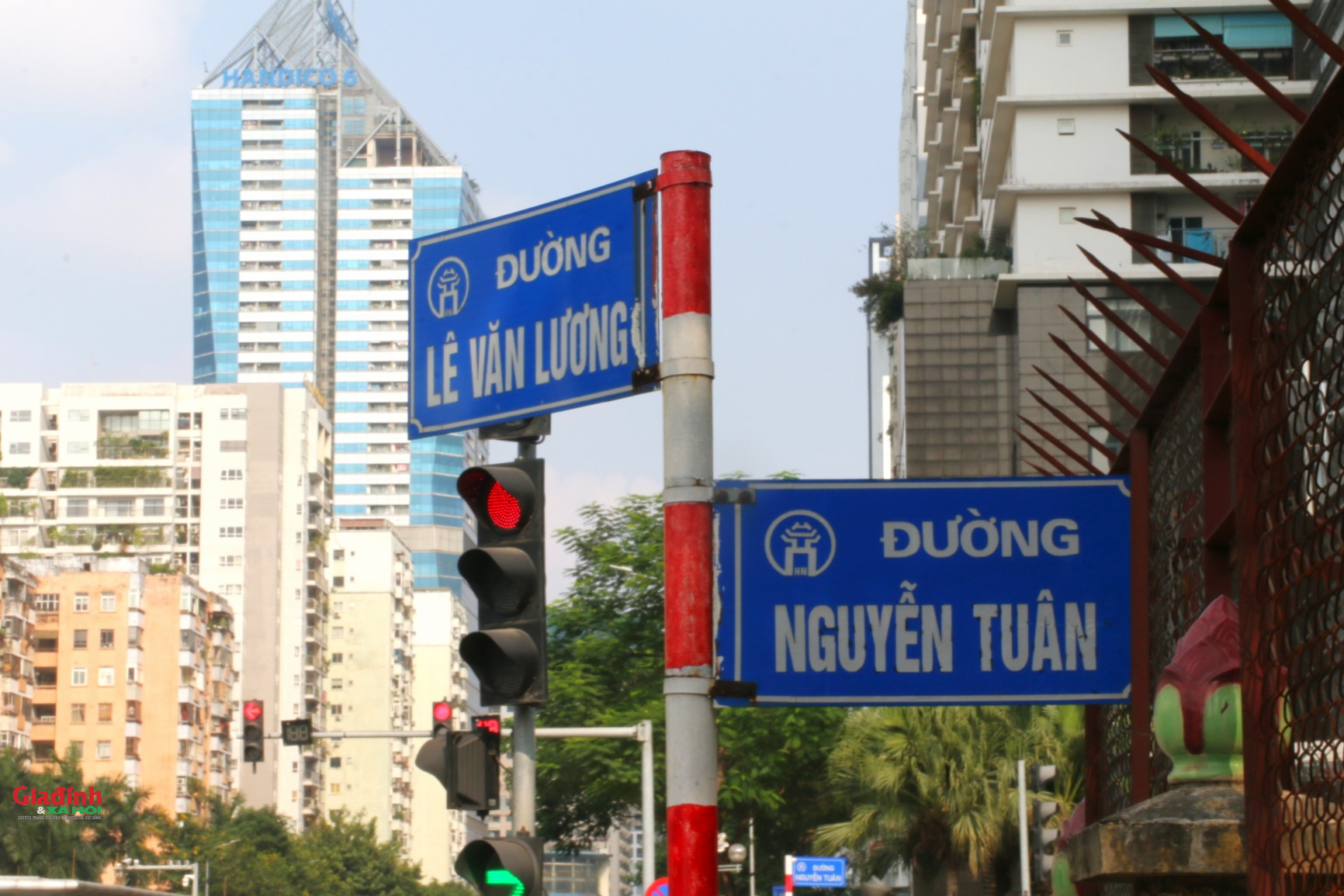 H&agrave; Nội: X&eacute;n h&egrave;, di dời 52 c&acirc;y xanh để mở rộng 'điểm n&oacute;ng' &ugrave;n tắc giao th&ocirc;ng - Ảnh 10.