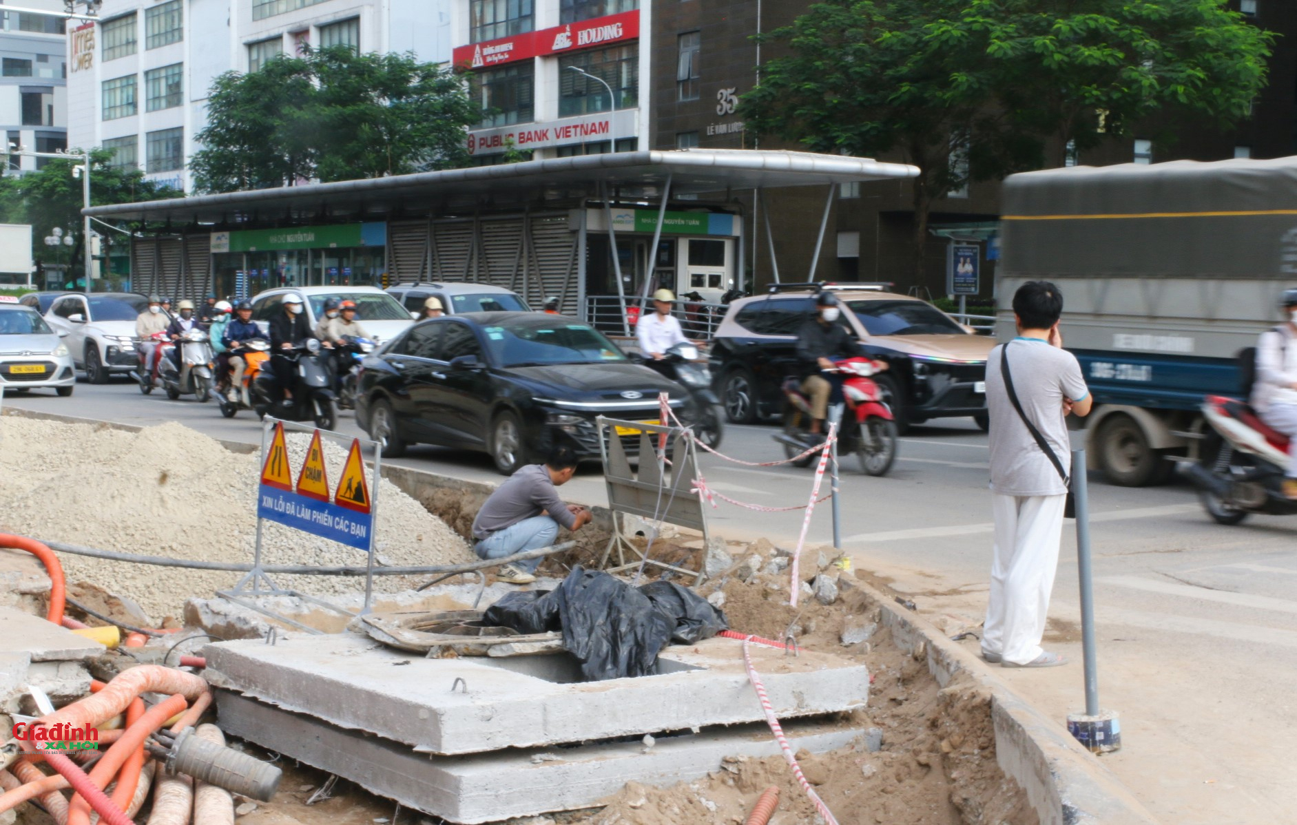 H&agrave; Nội: X&eacute;n h&egrave;, di dời 52 c&acirc;y xanh để mở rộng 'điểm n&oacute;ng' &ugrave;n tắc giao th&ocirc;ng - Ảnh 11.