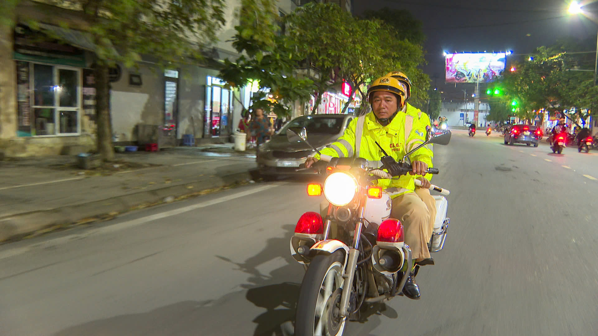 Mang đao, kiếm 'dạo phố', lộ h&agrave;nh vi trộm cắp xe m&aacute;y - Ảnh 3.