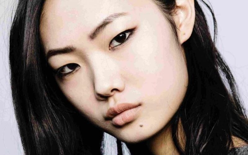 Nh&acirc;n tướng học chỉ ra: Phụ nữ sở hữu nốt ruồi ở 3 vị tr&iacute; n&agrave;y thường c&oacute; số sướng