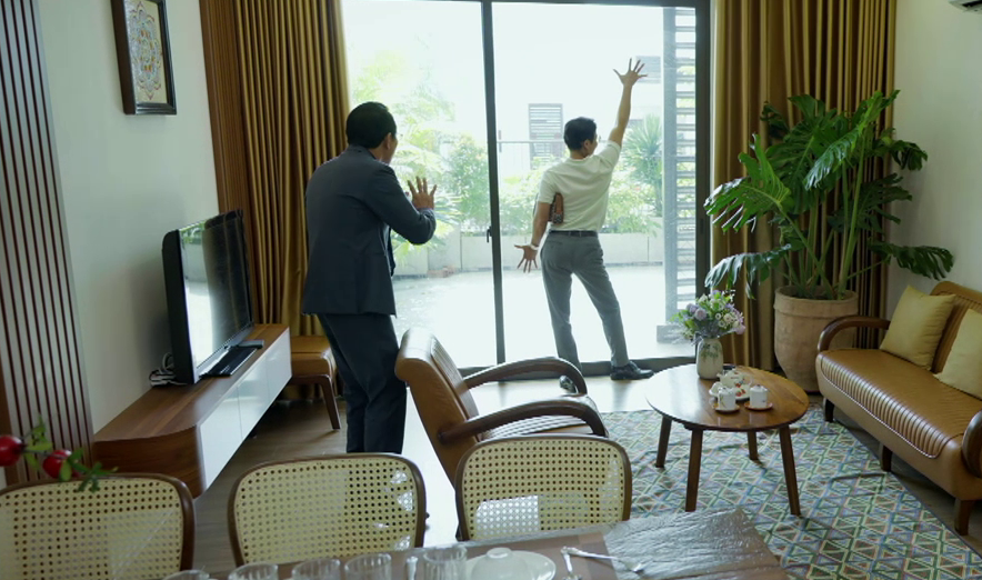 NSƯT Th&aacute;i Sơn g&acirc;y ' b&atilde;o mạng ' với vai kh&aacute;ch mua nh&agrave; trong Gia đ&igrave;nh tr&aacute;i dấu - Ảnh 1.