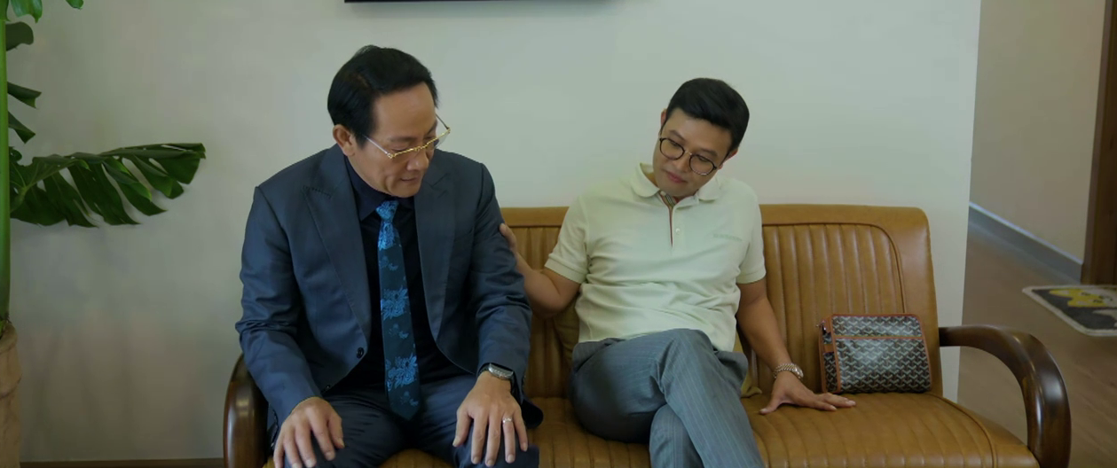 NSƯT Th&aacute;i Sơn g&acirc;y ' b&atilde;o mạng ' với vai kh&aacute;ch mua nh&agrave; trong Gia đ&igrave;nh tr&aacute;i dấu - Ảnh 2.