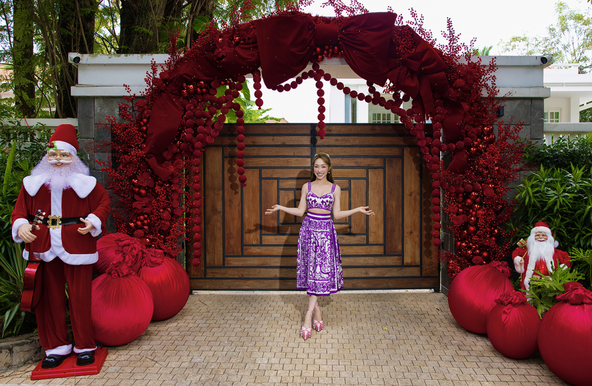 Vợ Chi Bảo trang ho&agrave;ng biệt thự đ&oacute;n Noel - Ảnh 1.