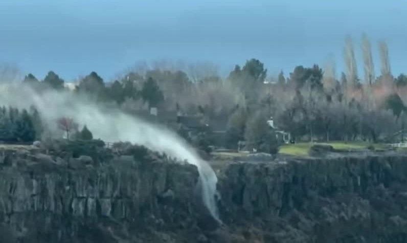 Hiện tượng hiếm gặp: Th&aacute;c nước "chảy ngược" l&ecirc;n trời- Ảnh 2.