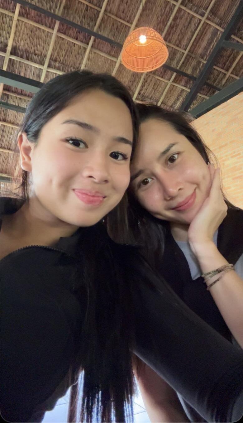 Hồ Ho&agrave;i Anh khoe khoảnh khắc hạnh ph&uacute;c b&ecirc;n 2 con g&aacute;i xinh đẹp của m&igrave;nh - Ảnh 4.