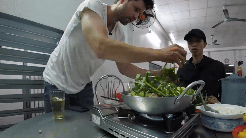 Kh&aacute;ch T&acirc;y t&ograve; m&ograve; thử đặc sản nức tiếng miền T&acirc;y, nhận x&eacute;t: 